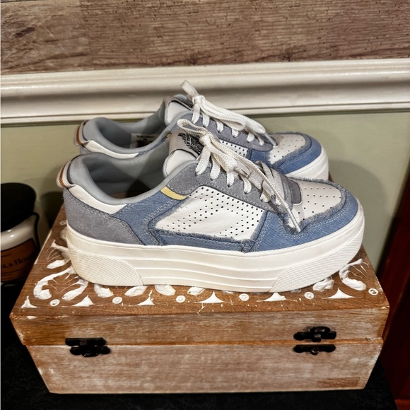 Le Tigre Platform Sneakers - Picture 10 of 11